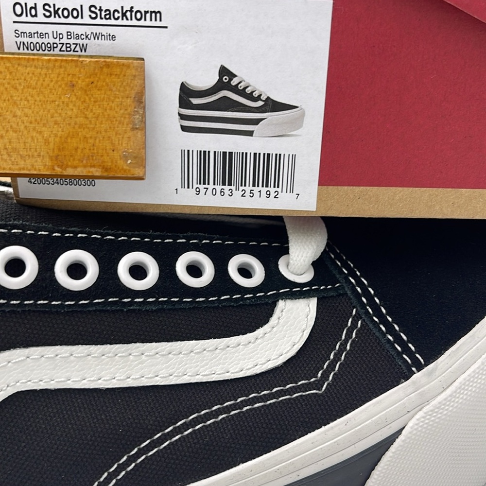 Vans Platform Sneakers Old Skool Stackform
Smarten Up Black/White
VN0009PZBZW - Picture 16 of 16